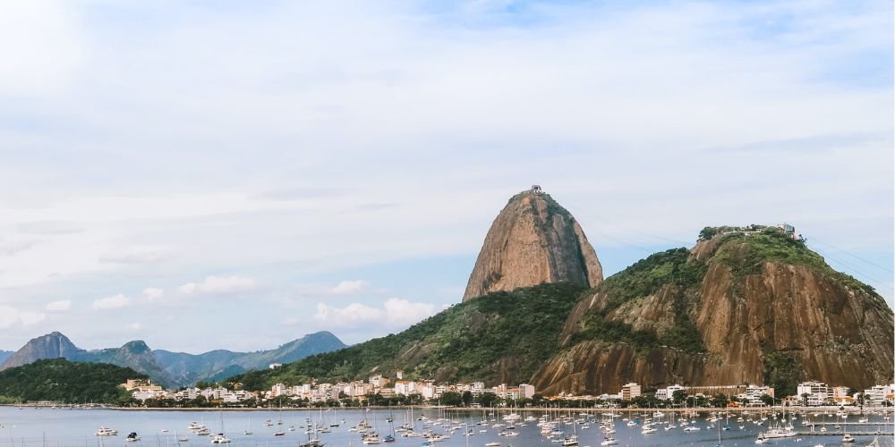 imagem panorâmica da vista para o pão de açucar, um dos maiores cartões postais do rio de janeiro.